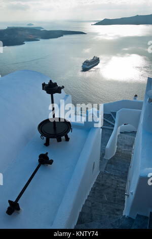 Vulkan Insel mit Kreuzer um im Santorini verankert Stockfoto