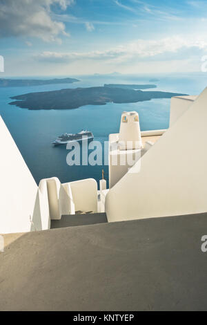 Vulkan Insel mit Kreuzer um im Santorini verankert Stockfoto