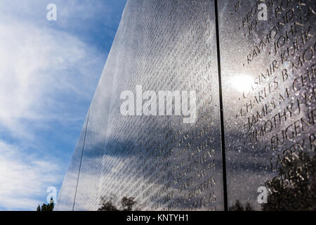 Vietnam Memorial Wall Sky Reflexion Namen Bäume tagsüber Stockfoto