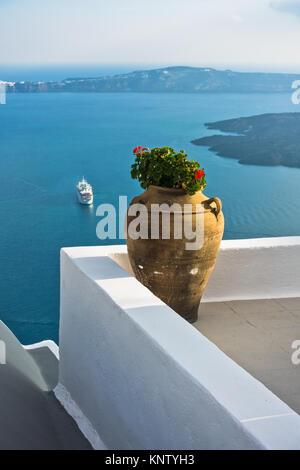 Vulkan Insel mit Kreuzer um im Santorini verankert Stockfoto