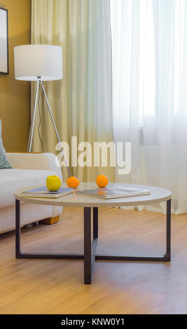 Tabelle Journal mit Orangen in der lebendigen Inneren Stockfoto