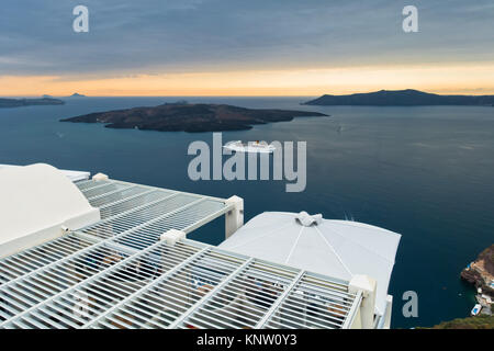 Vulkan Insel mit Kreuzer um im Santorini verankert Stockfoto