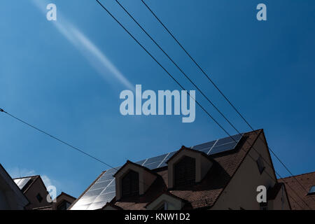 Solarmodule auf deutschen Haus Dach Blue Sky Technology Stockfoto