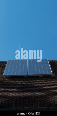 Solarmodule auf deutschen Haus Dach Blue Sky Technology Stockfoto