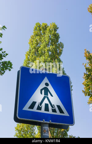 Verkehr Fußgängerüberweg Zeichen Baum blauen Himmel öffentlichen Europäischen Stockfoto