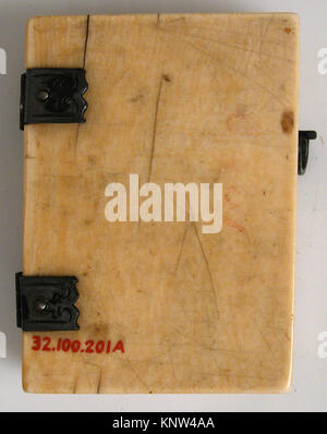 Ein Diptychon, das die Darstellung Christi im Tempel und die Kreuzigung darstellt und religiöse Figuren und erzählerische Kompositionen in der christlichen Kunst veranschaulicht. Stockfoto