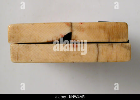 Ein Diptychon, das die Darstellung Christi im Tempel und die Kreuzigung zeigt und Ikonographie, Figuren und Erzählstruktur in der christlichen Kunst betont. Stockfoto