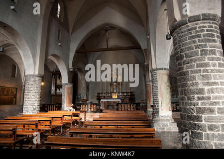 Kirchenschiff der Chiesa di San Giorgio (Kirche St. George) Varenna, Comer See, Italien - 29 August 2011 Stockfoto