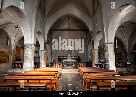 Kirchenschiff der Chiesa di San Giorgio (Kirche St. George) Varenna, Comer See, Italien - 29 August 2011 Stockfoto