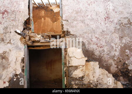 Alte abgeschabte Wand, ländliche Gebäude, alte Türen und Fenster Stockfoto