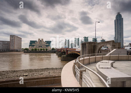 Die Skyline von London mit SIS Gebäude im Hintergrund, Großbritannien Stockfoto