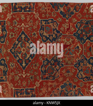 Dieses aus dem 16. Jahrhundert stammende Teppichfragment aus dem Ushak-Viertel in Westanatolien zeigt ein vierfaches Medaillon-Design, das charakteristisch für Ushak-Medaillonteppiche ist. Das Design ist von regionalen architektonischen Fliesenarbeiten inspiriert und findet sich häufig in osmanischen Textilien, Manuskripten und Buchbindungen. Das raffinierte Muster und die große Größe des Teppichs deuten darauf hin, dass er in einer bedeutenden Werkstatt für den europäischen Markt hergestellt wurde. Stockfoto