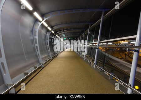 Dublin Airport Terminal 1 Gehweg Nacht lange Belichtung Stockfoto