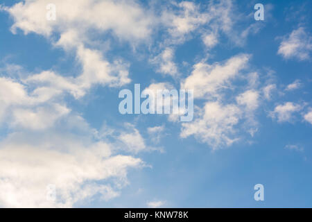 Sunrise Soft Gelb Wispy Cirrus Wolken Stockfoto