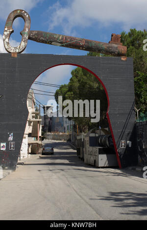 (Portrait) riesigen Schlüssel der Rückkehr über Eingang zu Aida Refugee Camp, Bethlehem, West Bank, Palästina. Stockfoto
