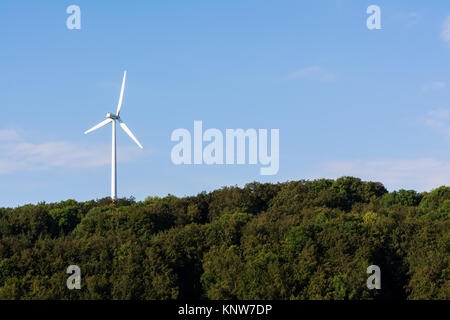 Mühle Turbine Wald Hügel auf klaren Tag Stockfoto