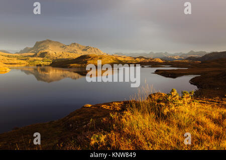 Die herrliche Landschaft rund um Loch Kernsary in der Nähe von Inverewe Gardens und Poolewe, Scottish Highlands. Beinn Airigh Charr ist der markante Berg Stockfoto