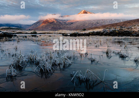 Rannoch Moor, Highlands von Schottland. Diese Aufnahme ist an der sehr bekannten Loch Ba genommen und schaut in den Blackmount auf einem Einfrieren Dezember Morgen. Stockfoto