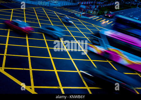 Autos fahren durch Gelb keine Parkplätze auf dem Asphalt der Straße, blau getönt, China. Stockfoto