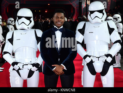 John Boyega und Sturmtruppen die Teilnahme an der europäischen Premiere von Star Wars: Der letzte Jedi gehalten an der Royal Albert Hall, London. Stockfoto