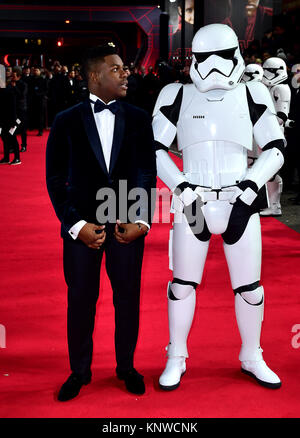 John Boyega und Sturmtruppen die Teilnahme an der europäischen Premiere von Star Wars: Der letzte Jedi gehalten an der Royal Albert Hall, London. Stockfoto