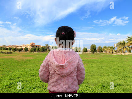 Mädchen auf Gras im Garten Stockfoto