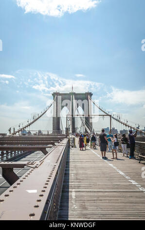 NEW YORK - 17. Juli: Menschen gehen auf brookly Bridgre in New York City am 17. Juli 2014. Die Brooklyn Bridge ist eine Brücke in New York City und ist eine der t Stockfoto