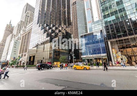 NEW YORK CITY - Jun 17: Trump Tower Blick von der Straße am 17. Juli 2014 in New York. Trump Tower ist ein 58-stöckiges gemischt - verwenden Sie Wolkenkratzer 725 M entfernt Stockfoto