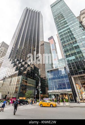 NEW YORK CITY - Jun 17: Trump Tower Blick von der Straße am 17. Juli 2014 in New York. Trump Tower ist ein 58-stöckiges gemischt - verwenden Sie Wolkenkratzer 725 M entfernt Stockfoto