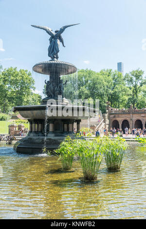 NEW YORK CITY - Juli 10: Die Engel der Wasser Brunnen im Central Park am 10. Juli 2015 in New York. Der Central Park ist ein städtischer Park in der zentralen p Stockfoto