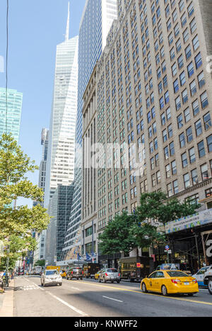 NEW YORK CITY - Jun 22:42. Straße mit Verkehr und Werbung am 22. Juli 2014 in New York City. 42Nd Street ist einer der wichtigsten Ost-West-Straße für bekannte Stockfoto