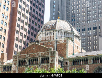 NEW YORK CITY - 10. Juli: berühmte St. Bartholomä episkopalen Kirche am 10. Juli 2015 in New York, USA. St. Bart's, ist eine historische Bischöfliche Pfarrei gefunden Stockfoto