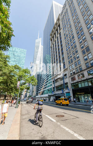 NEW YORK CITY - Jun 22:42. Straße mit Verkehr und Werbung am 22. Juli 2014 in New York City. 42Nd Street ist einer der wichtigsten Ost-West-Straße für bekannte Stockfoto