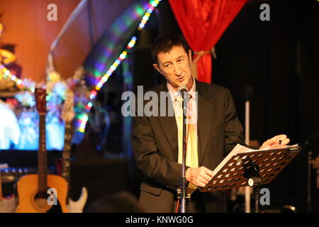 Eine Reihe von Bangkok gegründete Autoren versammelt Lesungen aus Ihren veröffentlichten Werken in der zweiten Nacht des Noir Veranstaltung im Cabaret Club zu geben Check Inn 99. Stockfoto