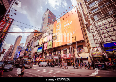 NEW YORK CITY - Jun 22:42. Straße mit Verkehr und Werbung am 22. Juli 2014 in New York City. 42Nd Street ist einer der wichtigsten Ost-West-Straße für bekannte Stockfoto