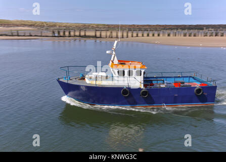 Ein Fischerboot Rückkehr zu schlendern Hafen in Northumberland, nach einer Fangreise in der Nordsee. Stockfoto