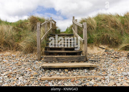 Holz- Schritten über die Dünen bei druridge Bay führend in Northumberland. Stockfoto