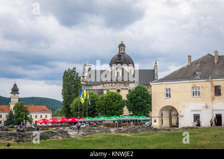 Die Stiftskirche von Saint Lawrence und Marktplatz der Altstadt in zhowkwa Stadt, Oblast Lwiw in der westlichen Ukraine. Rathaus im Hintergrund Stockfoto