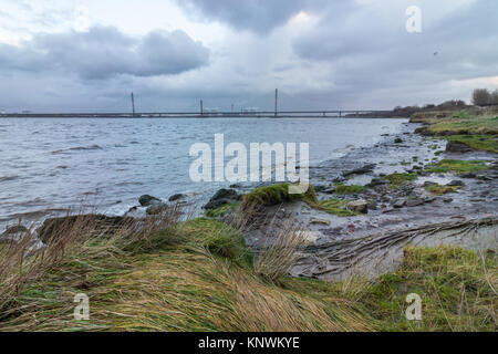 Mit Blick über den Fluss Mersey am alten Runcorn Silver Jubilee Bridge und die neue Mersey Gateway Bridge Stockfoto