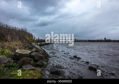 Mit Blick über den Fluss Mersey am alten Runcorn Silver Jubilee Bridge und die neue Mersey Gateway Bridge Stockfoto