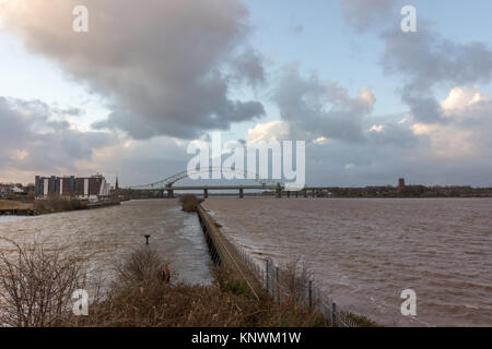 Mit Blick über den Fluss Mersey am alten Runcorn Silver Jubilee Bridge und die neue Mersey Gateway Bridge Stockfoto