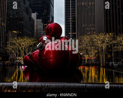 Riesige Weihnachtsverzierungen in New York City Stockfoto