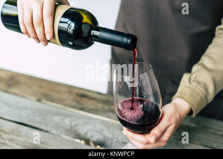 Sommelier gießen Rotwein in Glas Stockfoto