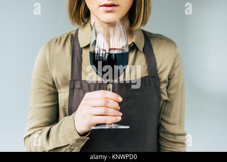 Sommelier mit Glas Wein Stockfoto