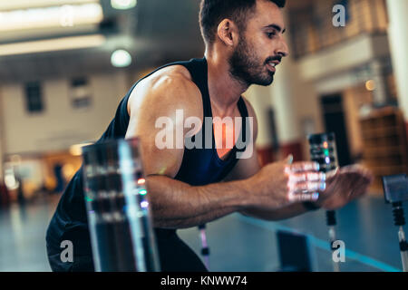 Sportler mit einem visuellen Stimulus System zur Verbesserung der Reaktionszeit. Koordination von Augen und Hand Training am Sport Science Lab. Stockfoto