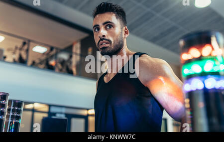 Sportler mit Lichter rund um die Reaktionszeit im Fitnessstudio zu verbessern. Sportler mit einem visuellen Stimulus System bei Sports Lab. Stockfoto