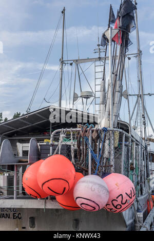 Red cotchmen' (Bojen), Anker, Fahnen und anderen Langleinenfischerei Zahnrad sichtbar ist an Bord eines kommerziellen Heilbutt angeln Boot in Port Hardy angedockt. Stockfoto