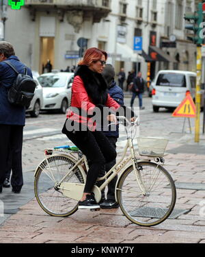 Efe Bal auf ihr Fahrrad mit: Efe Bal Wo: Mailand, Italien Wann: 11.11.2017: IPA/WENN.com ** Nur für die Veröffentlichung in Großbritannien, den USA, Deutschland, Österreich, Schweiz ** verfügbar Stockfoto