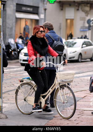 Efe Bal auf ihr Fahrrad mit: Efe Bal Wo: Mailand, Italien Wann: 11.11.2017: IPA/WENN.com ** Nur für die Veröffentlichung in Großbritannien, den USA, Deutschland, Österreich, Schweiz ** verfügbar Stockfoto