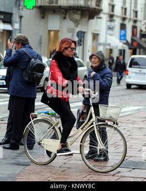 Efe Bal auf ihr Fahrrad mit: Efe Bal Wo: Mailand, Italien Wann: 11.11.2017: IPA/WENN.com ** Nur für die Veröffentlichung in Großbritannien, den USA, Deutschland, Österreich, Schweiz ** verfügbar Stockfoto